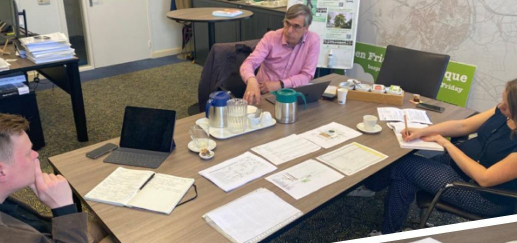 Onderweg met een schatkist.  