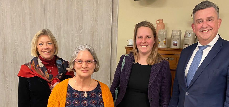 In gesprek met gouverneur Emile Roemer en burgemeester de Boer-Beerta