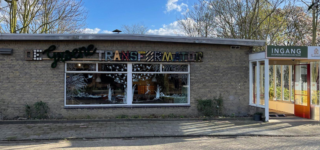 Circulaire belettering op de gevel