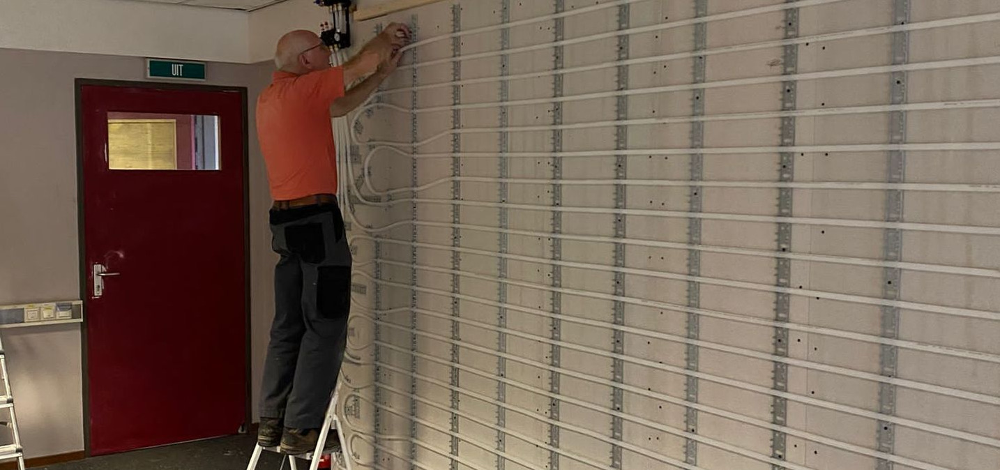 Leidingen voor muurverwarming