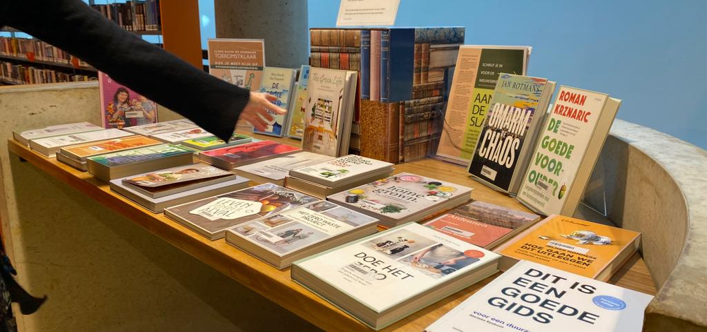 Tafel vol duurzame boekentips bij de bieb in Roermond