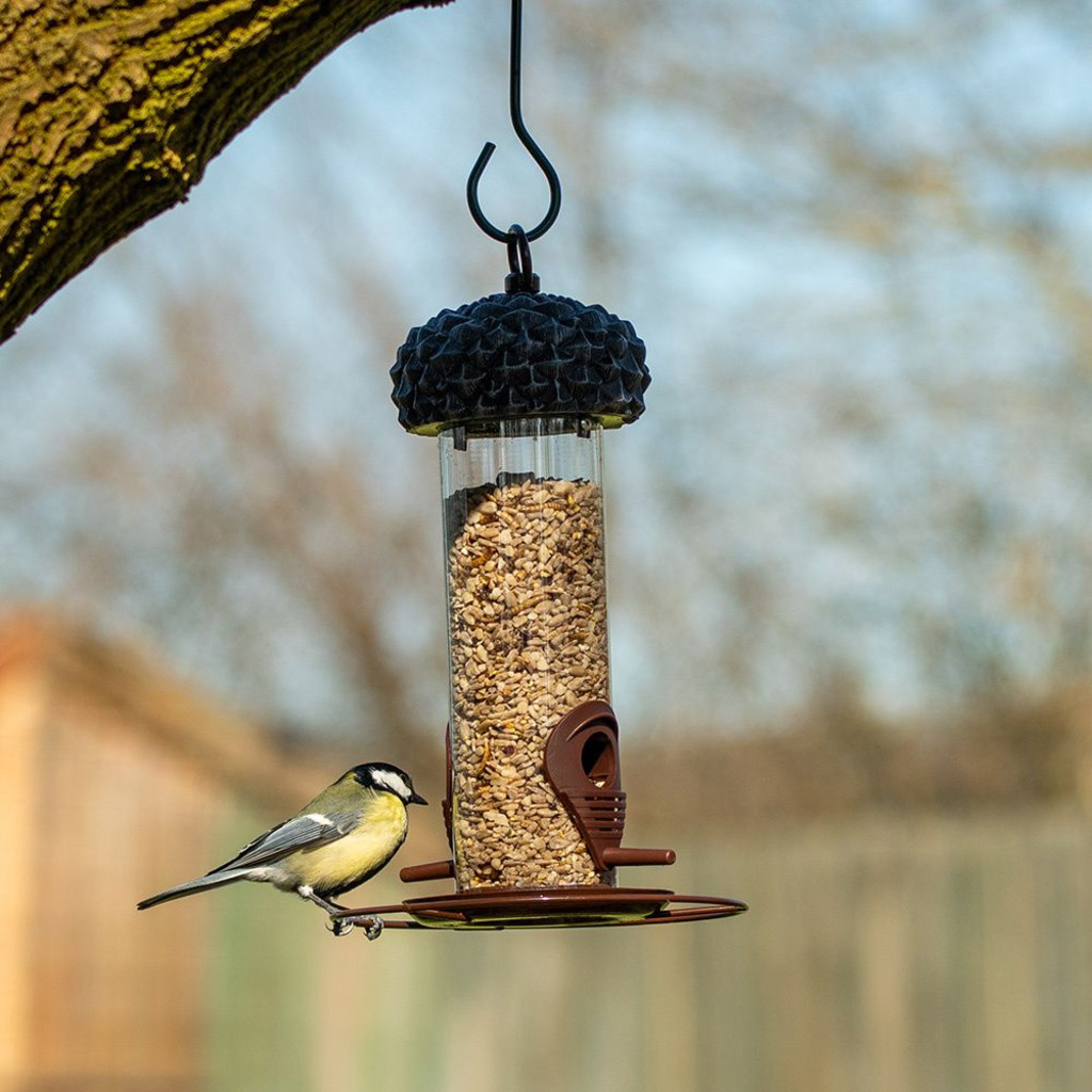Voedersilo met eikendak